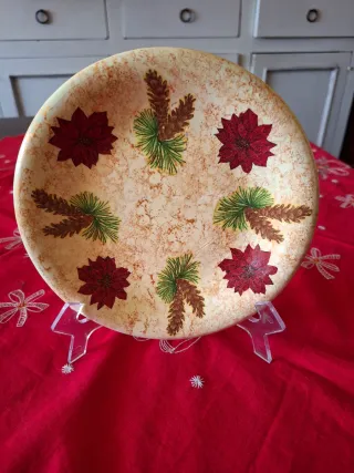 Piatto natalizio decorato con fiori rossi e pigne