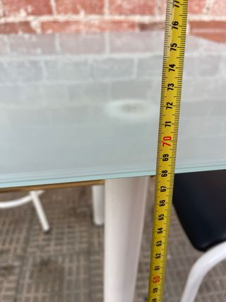 Mesa de cocina con 2 sillas y taburete