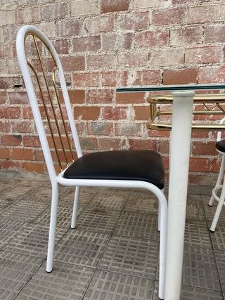 Mesa de cocina con 2 sillas y taburete