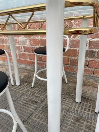Mesa de cocina con 2 sillas y taburete