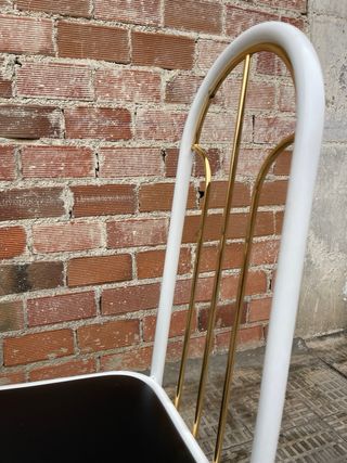 Mesa de cocina con 2 sillas y taburete