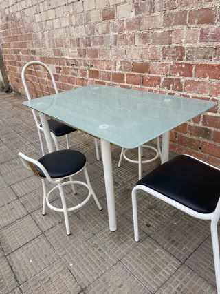 Mesa de cocina con 2 sillas y taburete