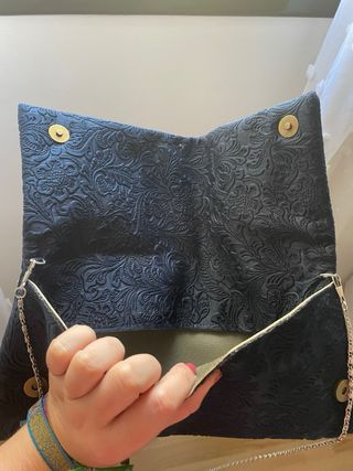 Elegante cartera de fiesta azul en terciopelo