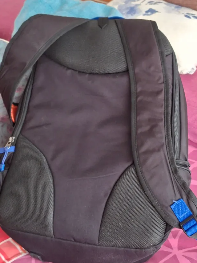 Mochila American Tourister Negra y Azul