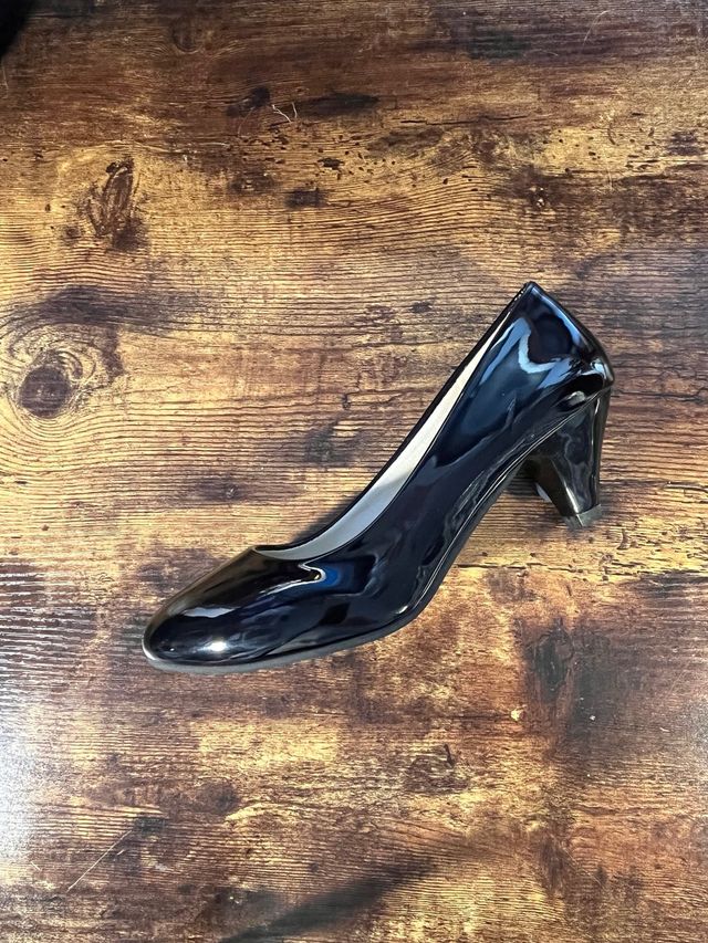 Zapatos de charol negros con tacón