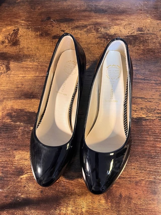 Zapatos de charol negros con tacón