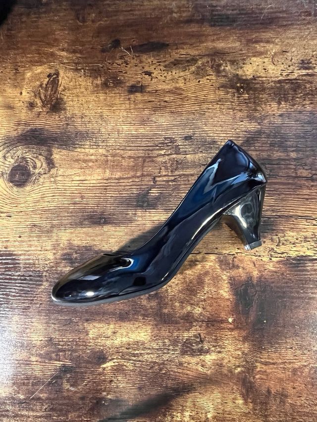 Zapatos de charol negros con tacón