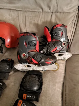 Patines niño Oxelo con protecciones y casco.