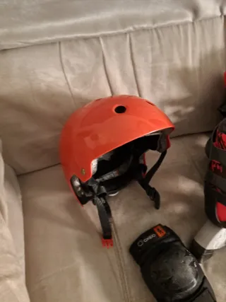 Patines niño Oxelo con protecciones y casco.