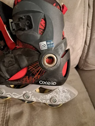 Patines niño Oxelo con protecciones y casco.