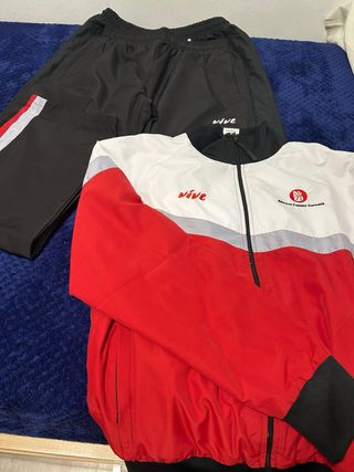 Conjunto chándal basket Vive negro y rojo