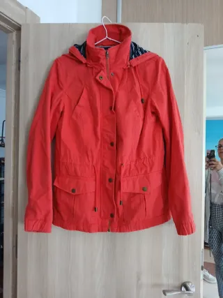 Chaqueta roja con capucha