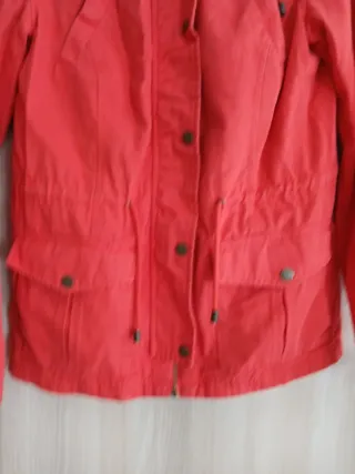 Chaqueta roja con capucha