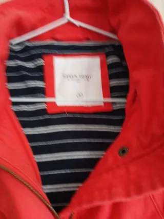 Chaqueta roja con capucha