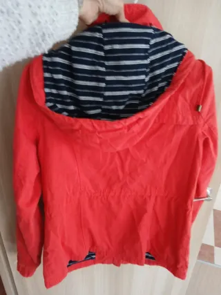 Chaqueta roja con capucha