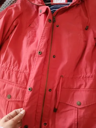 Chaqueta roja con capucha