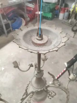 Lámpara araña antigua dorada y rosa, sin tulipas.