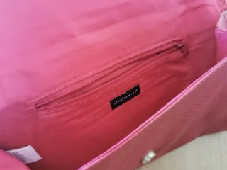 Bolso de mano rosa con detalle metálico