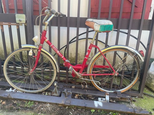 Bicicleta roja BH plegable