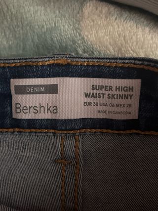 Vaqueros Bershka desgastados talla 36