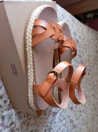 Sandalias de mujer naranjas y beige
