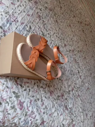 Sandalias de mujer naranjas y beige