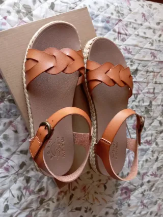 Sandalias de mujer naranjas y beige