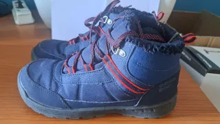 Zapatillas deportivas niño y botas de montaña.