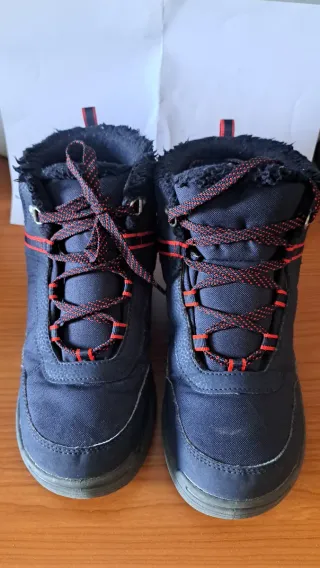 Zapatillas deportivas niño y botas de montaña.