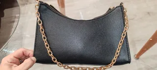 Bolso negro de Mango con cadena dorada
