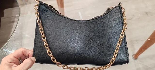 Bolso negro de Mango con cadena dorada