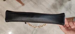 Bolso negro de Mango con cadena dorada