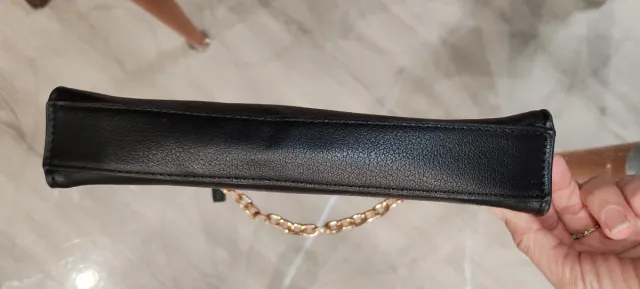 Bolso negro de Mango con cadena dorada