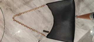 Bolso negro de Mango con cadena dorada