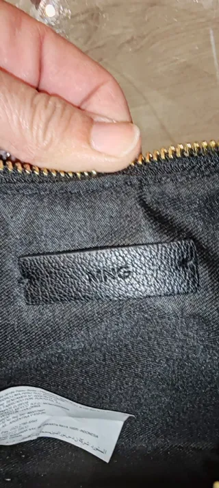 Bolso negro de Mango con cadena dorada