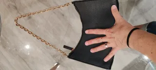 Bolso negro de Mango con cadena dorada