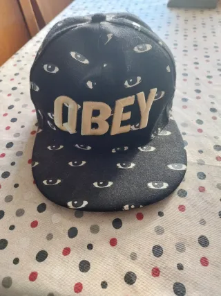 Gorra OBEY negra con estampado de ojos