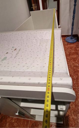 Cuna y cambiador bebé