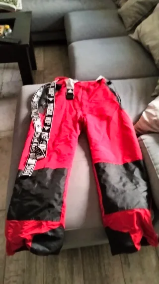 Pantalón de esquí rojo y negro