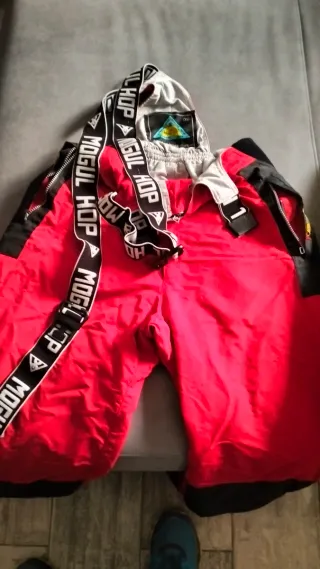 Pantalón de esquí rojo y negro