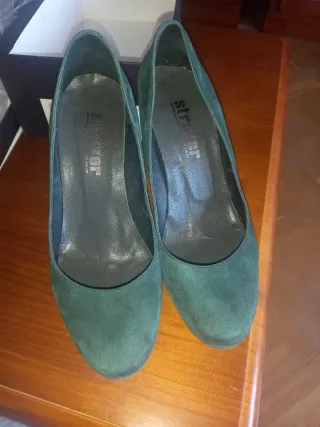 Zapatos de ante nuevos