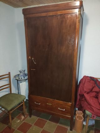 Armario grande de madera