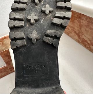 Botas negras ante mujer