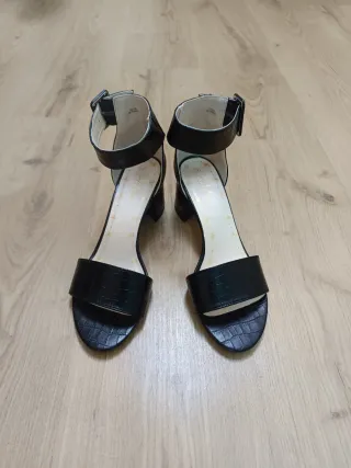 Sandalias negras tacón, estampadas.