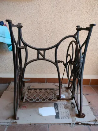 Estructura Máquina Coser Antigua
