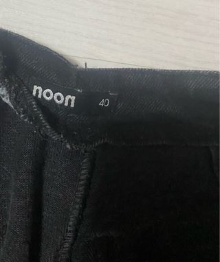 Pantalón jeans negro tachuelas Noon talla 40