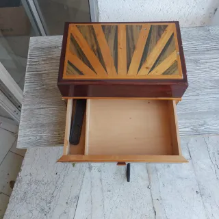 Humidor in legno con intarsio