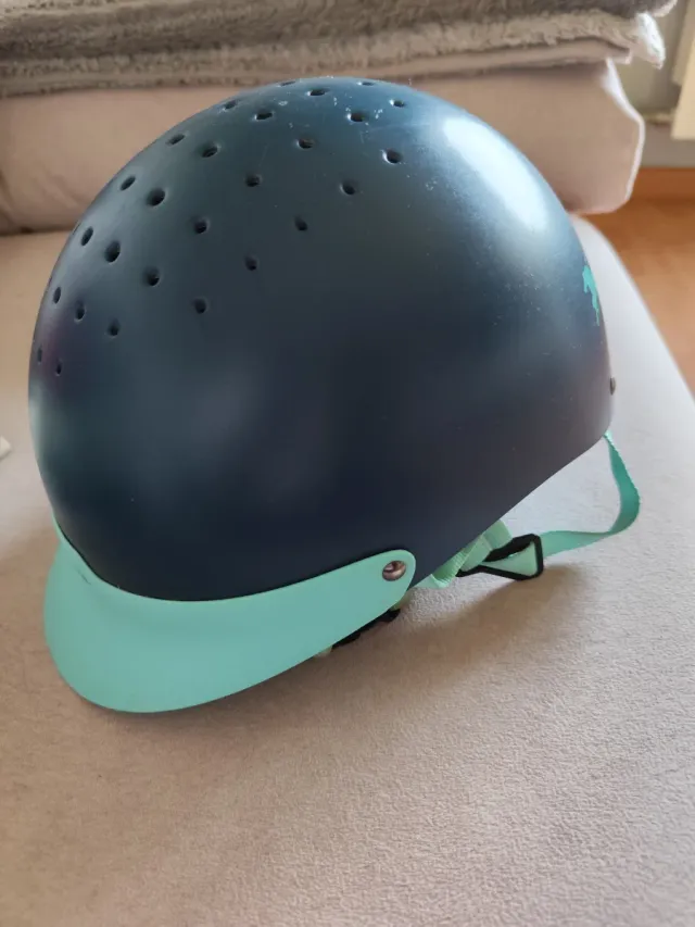 Casco hípica infantil con caballos