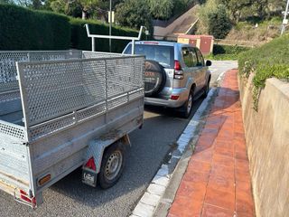 Remolque con alzas para coche