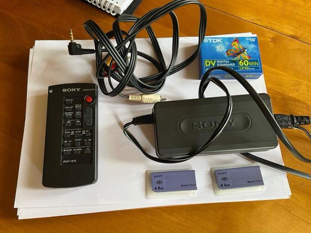 Sony Handycam DCR-PC101E PAL. con accesorios